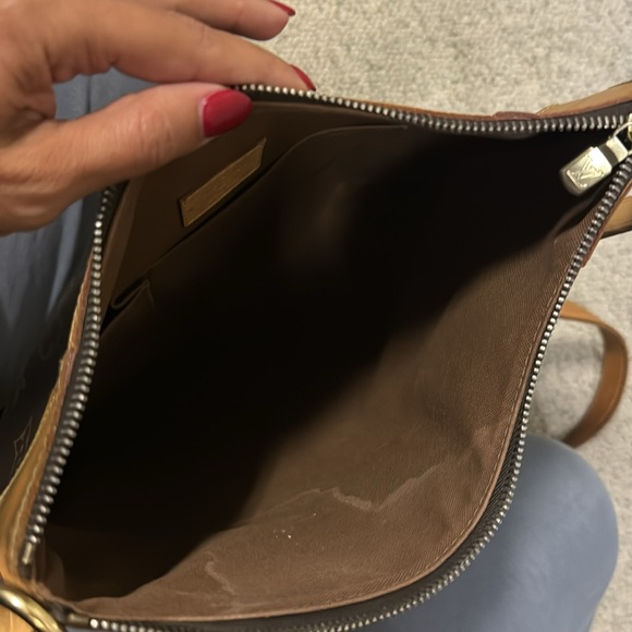 Louis Vuitton Large Monogram Crossbody - Picture 5 of 6